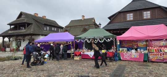 Członkowie Stowarzyszenia DĄB na Jarmarku Bożonarodzeniowym w Biłgoraju