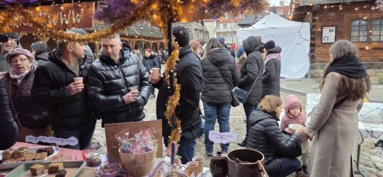 Członkowie Stowarzyszenia DĄB na Jarmarku Bożonarodzeniowym w Biłgoraju